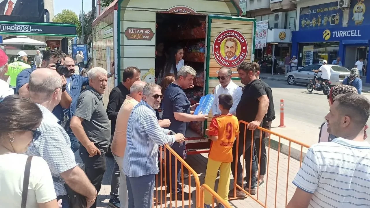 Mustafakemalpaşa Kent Platformu çocuklara oyuncak ve yiyecek dağıttı