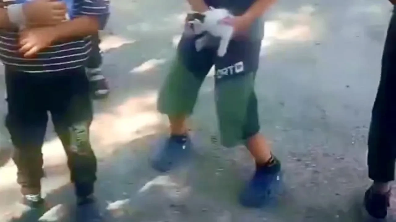 Patnos'ta kuyuya düşen kediyi çocuklar mahalleli ile kurtardı