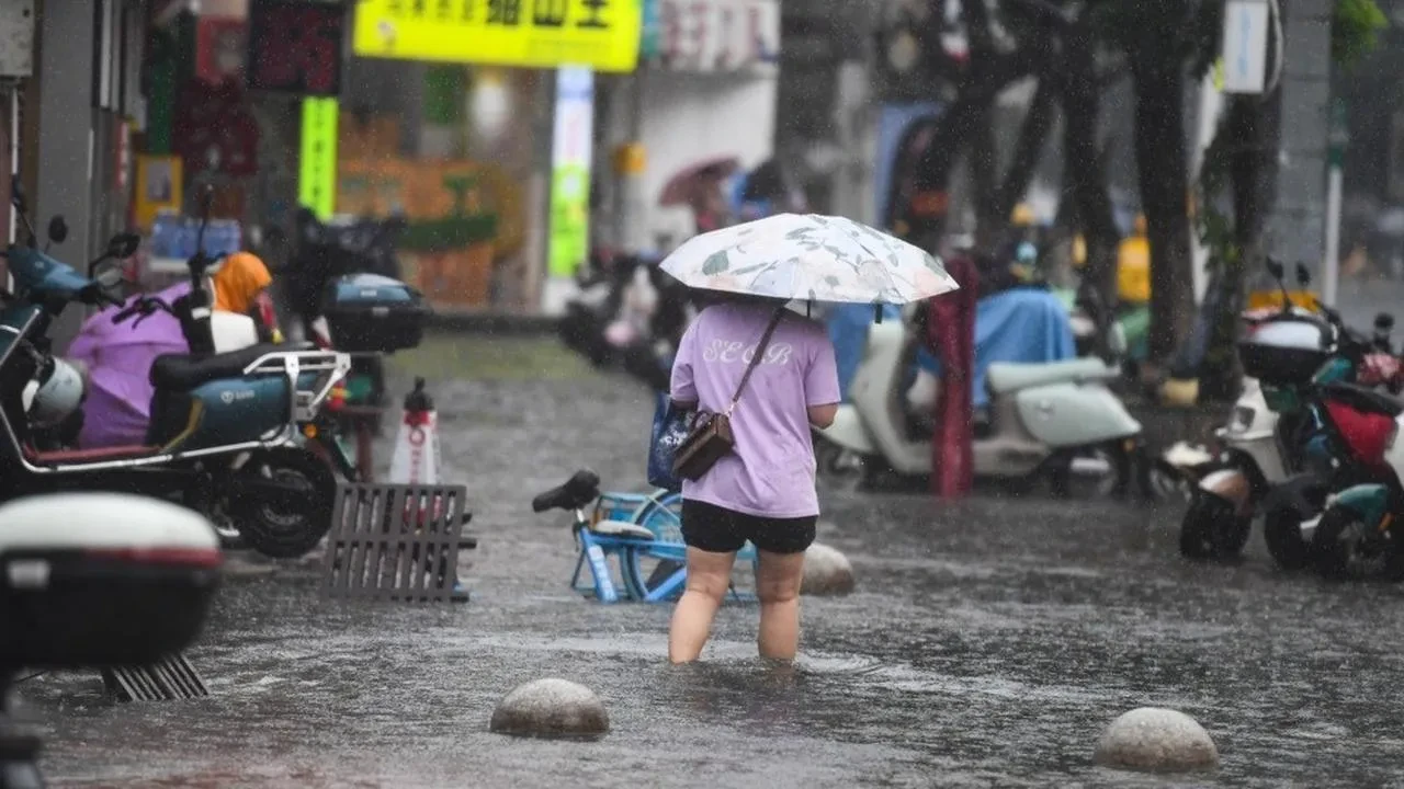 Wipha tayfunu Hong Kong ve Çin'de büyük hasara yol açtı