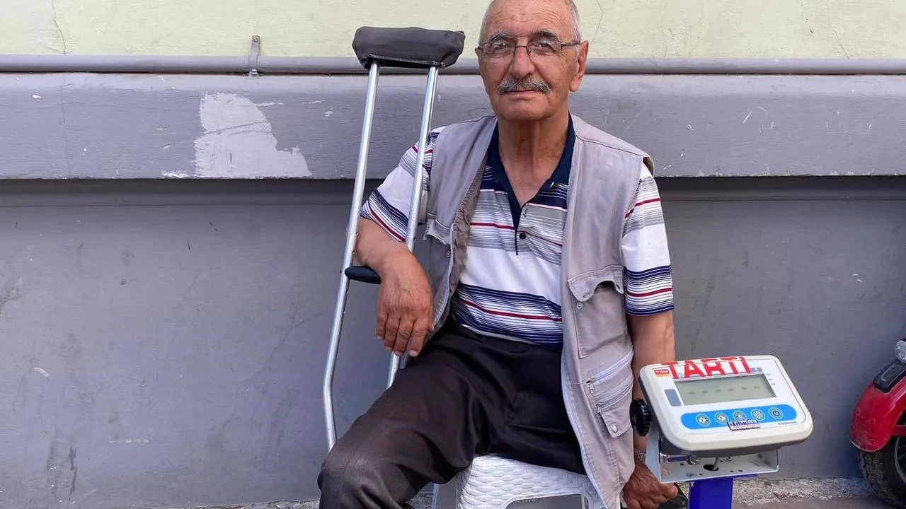 Ramazan Yıldırımer Eskişehir'de engelli aracıyla tartıcılık yapıyor