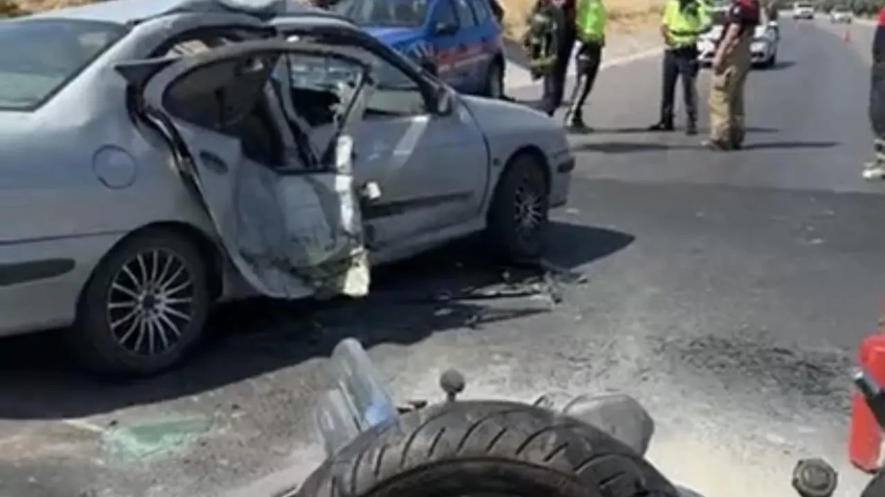 Çanakkale’de otomobil ile motosiklet çarpıştı 6 kişi yaralandı