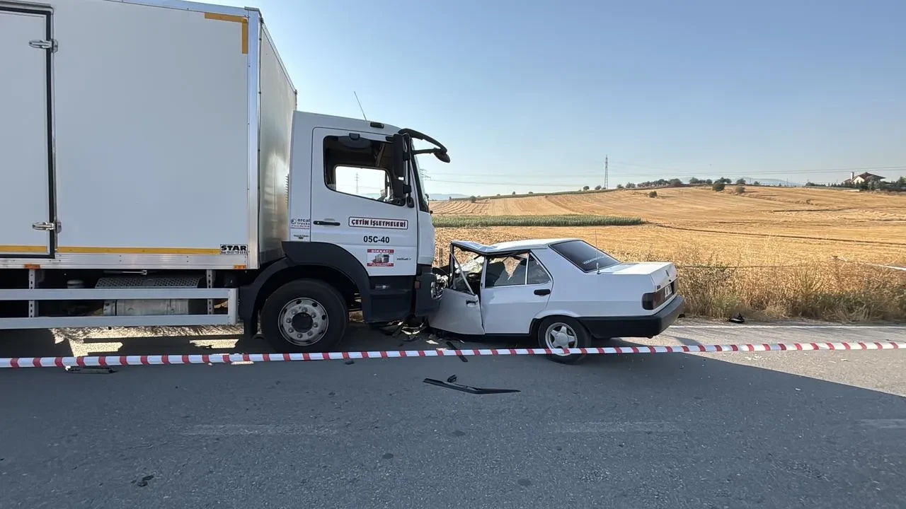 Bolu'da Otomobil Ve Kamyon Çarpışması Sonucu Genç Hayatını Kaybetti