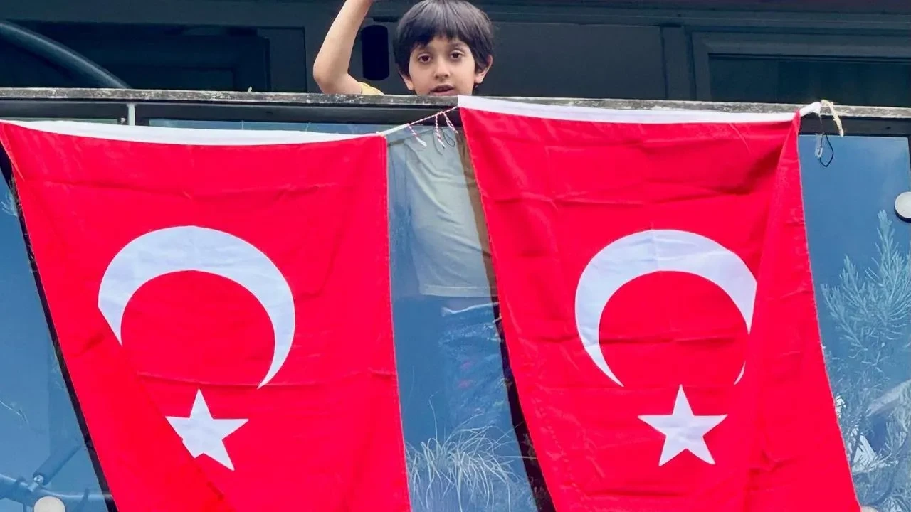 Cumhurbaşkanı Erdoğan’ın bayrak çağrısı İstanbul’da coşkuyla karşılandı