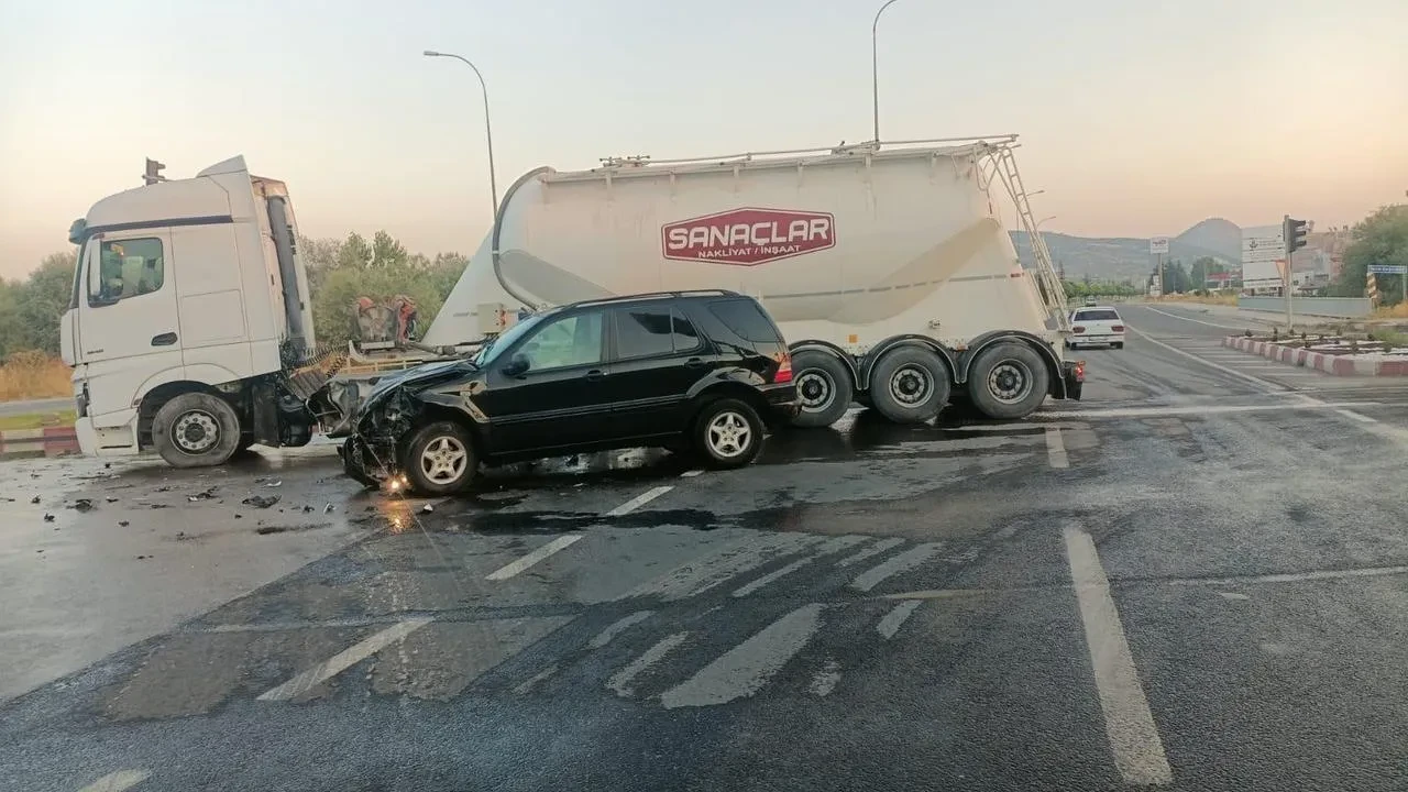 Tavşanlı'da Otomobil Ve Tır Çarpışması Sonucu Bir Kişi Yaralandı
