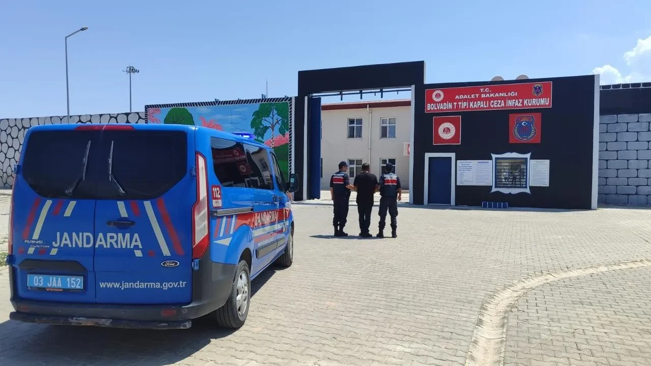 Afyonkarahisar’da jandarma çeşitli suçlardan aranan şahsı yakaladı