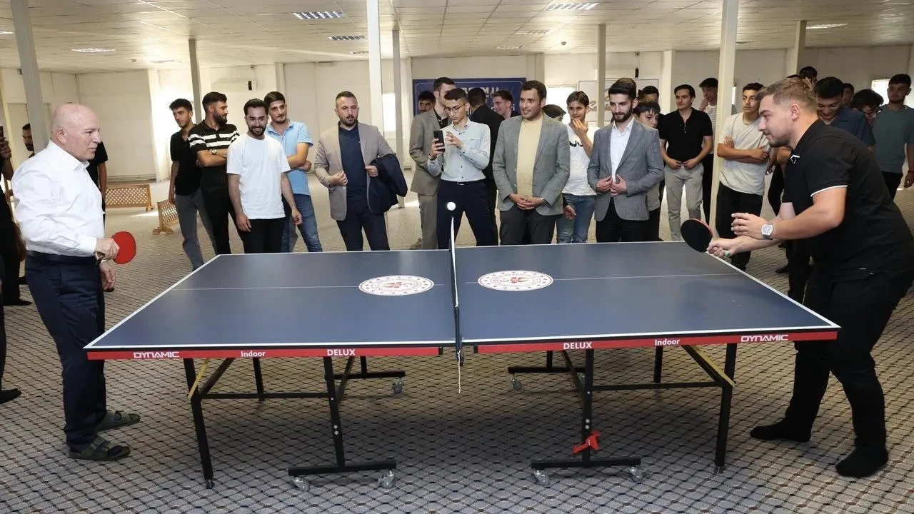 Başkan Sekmen Pasinler'de gençlerle buluşup AK Parti'nin hedeflerini anlattı