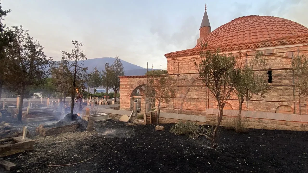 Çanakkale'de orman yangını Murad Hüdavendigar Camii bahçesindeki tarihi mezarları yaktı