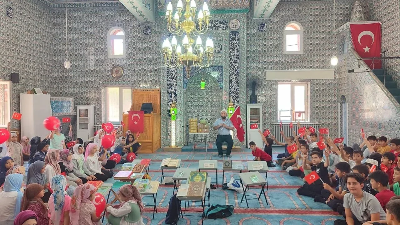 Ahmet Yavuzer Camii'nde çocuklar 15 temmuz şehitleri için dua etti