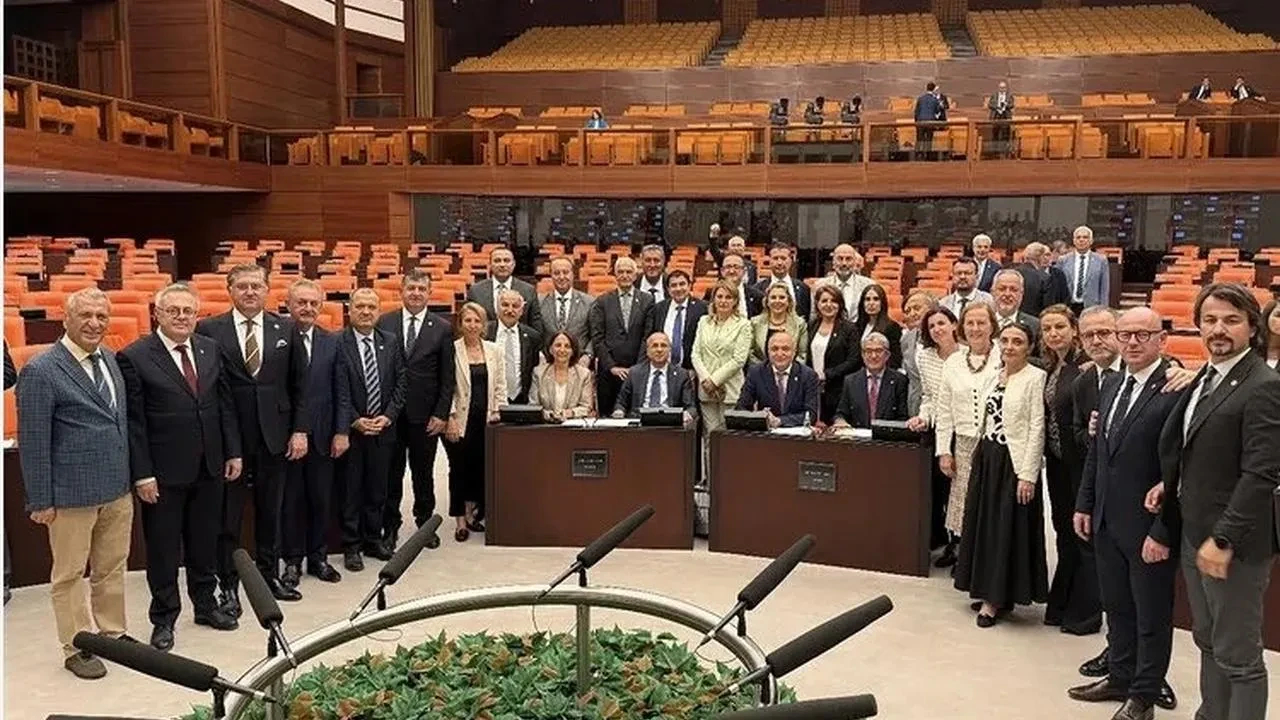 TBMM milletvekilleri tatil öncesi hatıra fotoğrafı çektirdi