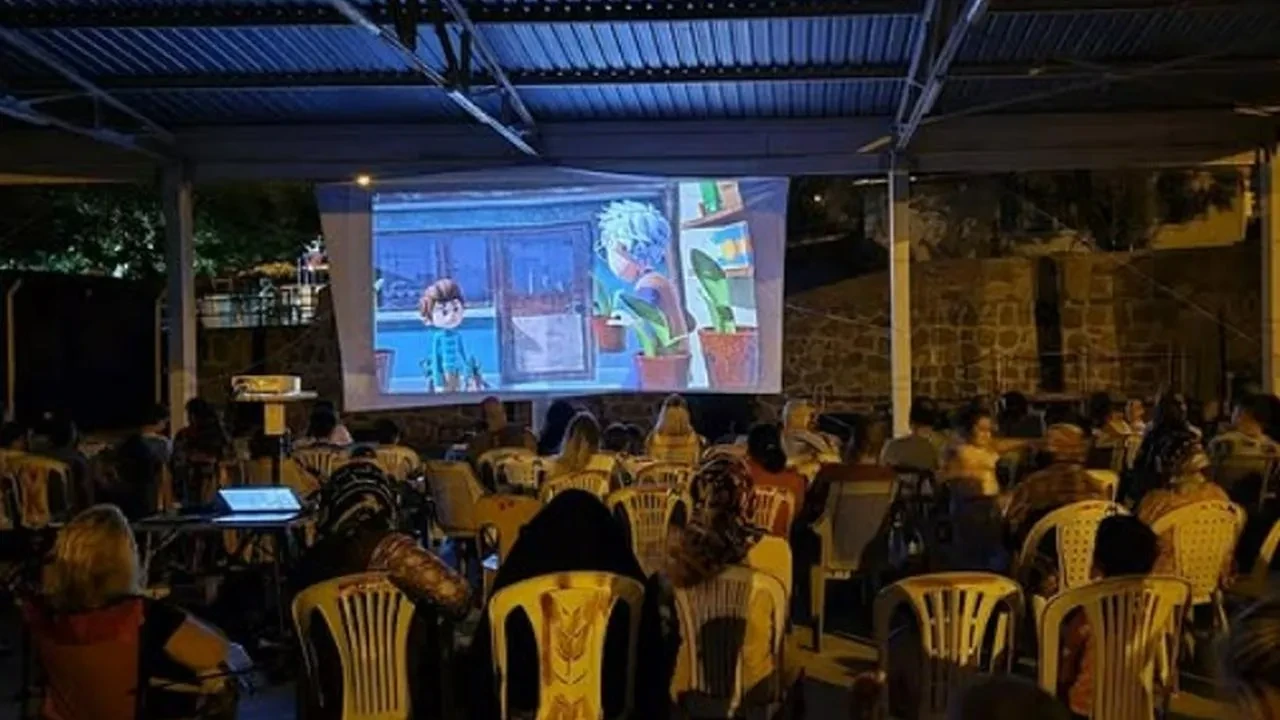 Dikili'de Şivan Adalı'nın açık hava sinema gösterimleri büyük ilgi görüyor