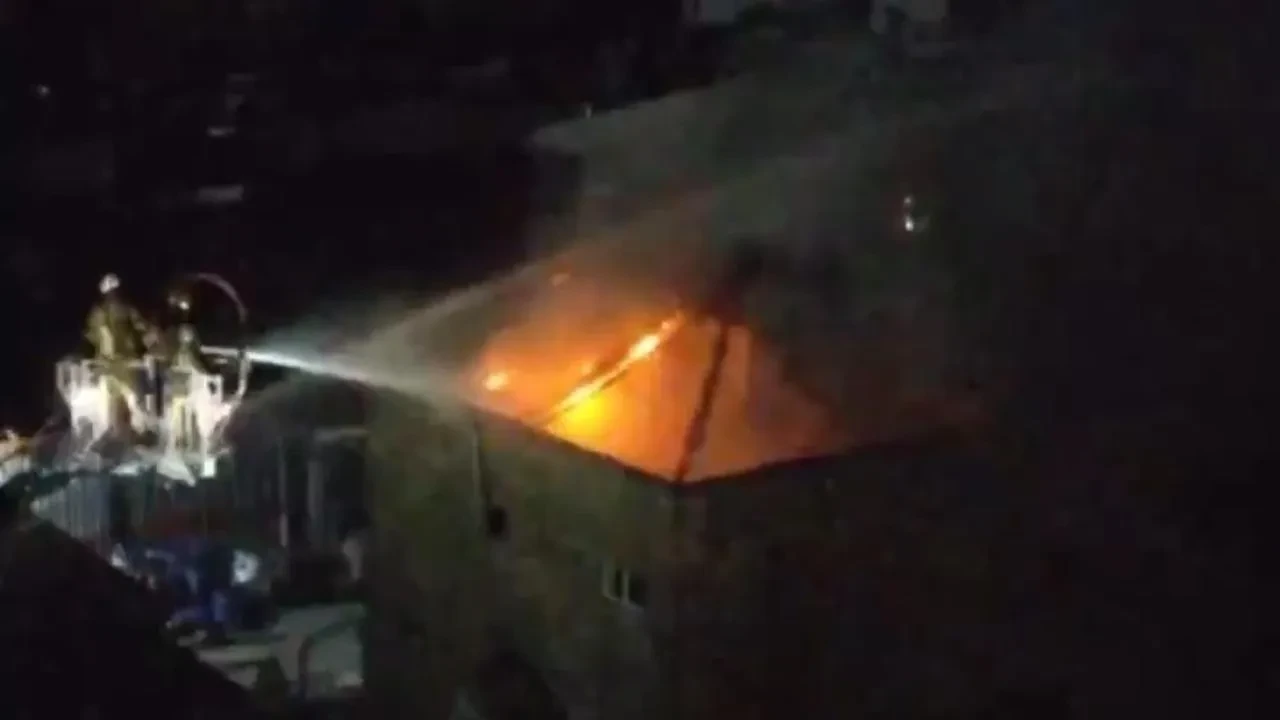 Başakşehir'de madeni eşya fabrikasında çıkan yangın itfaiye ekipleri tarafından söndürüldü
