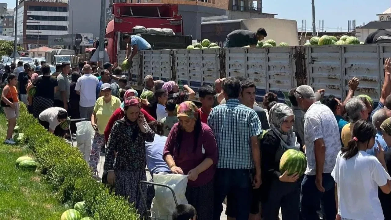 Düziçi Belediye Başkanı Mustafa İba çiftçiye destek olup karpuz dağıttı