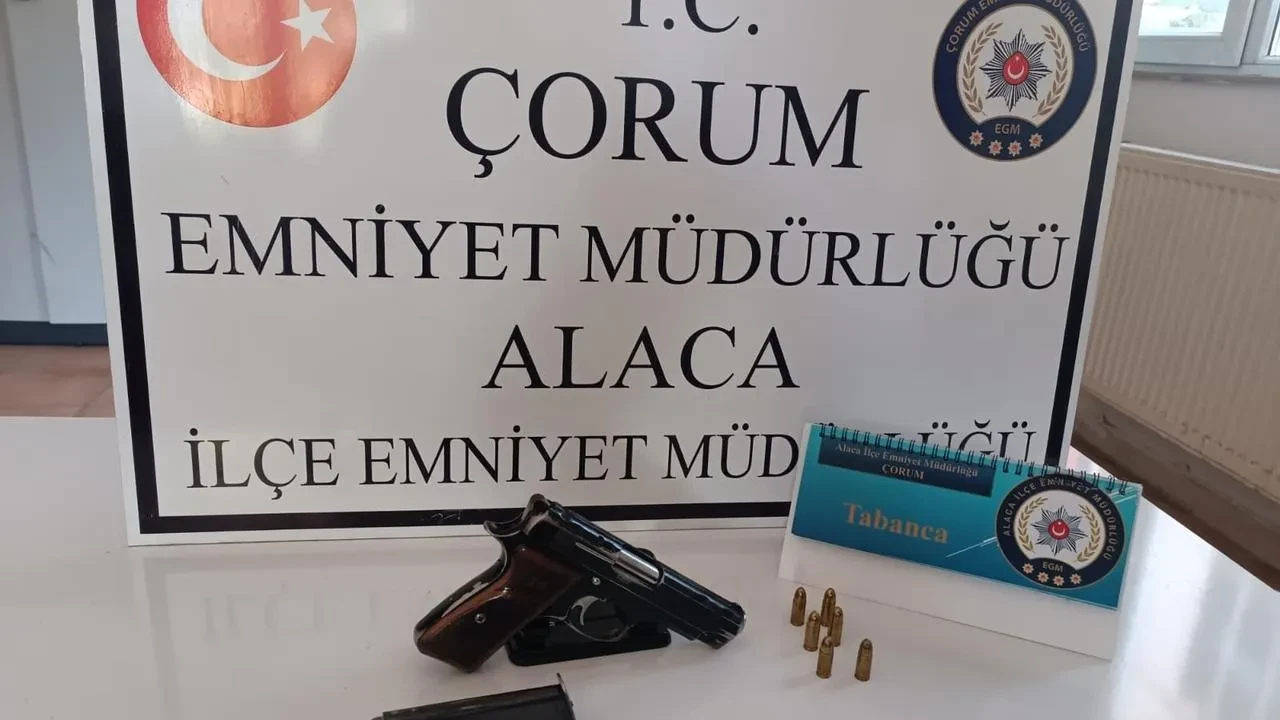 Alaca'da trafik denetiminde ruhsatsız tabanca ele geçirildi