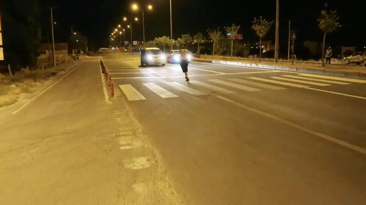 Aksaray'da alkollü şahıs yarı çıplak karayolunda araçların önüne atladı