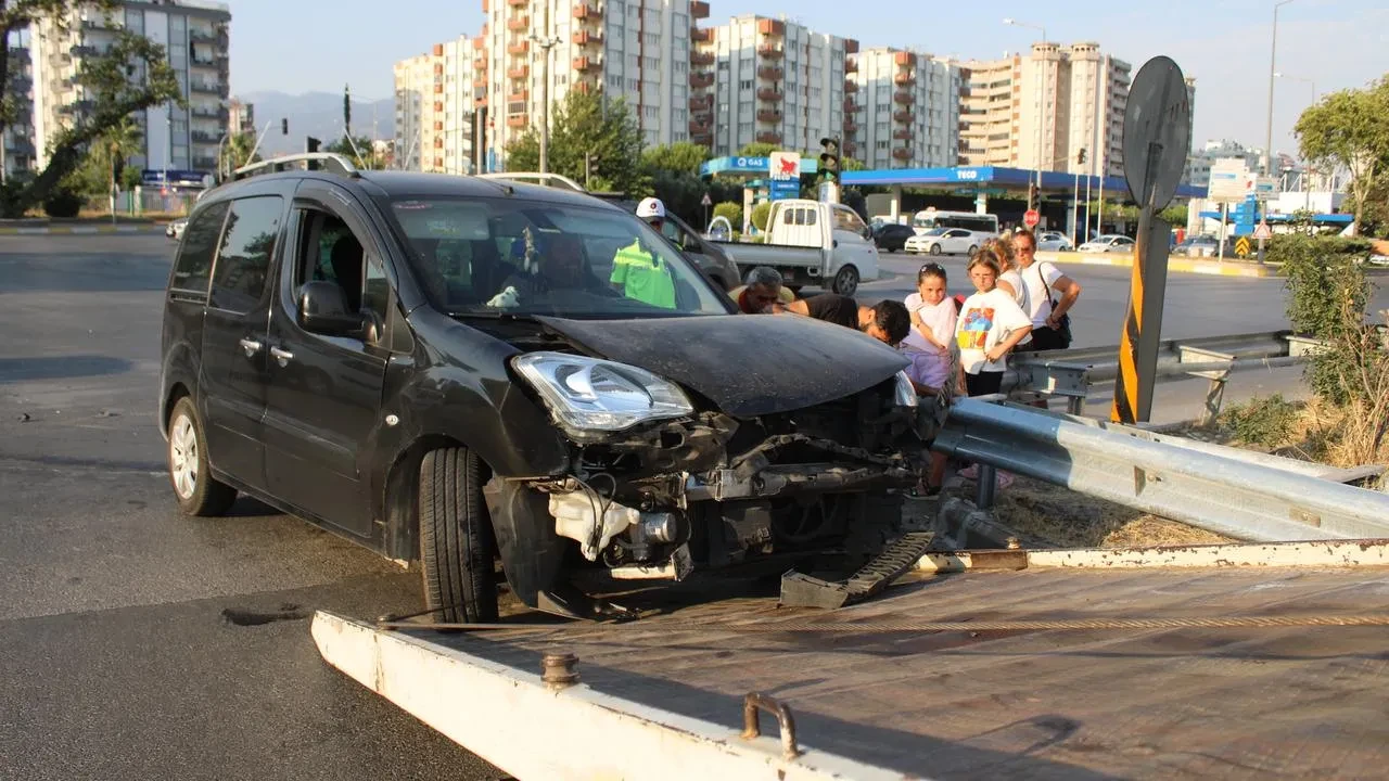 Kırmızı ışık ihlali nedeniyle Efeler ilçesinde kaza meydana geldi