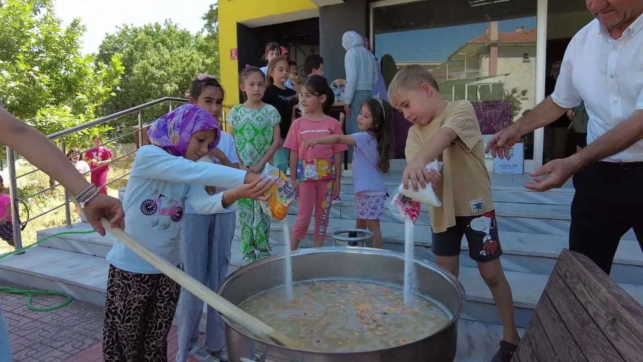 Sındırgı öğrencileri Muharrem ayında aşure dağıttı