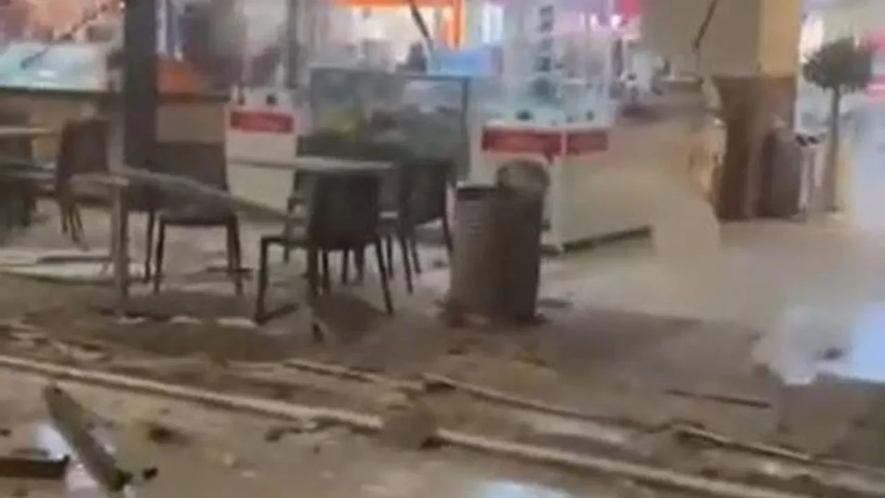 Beylikdüzü AVM’de yemek katının asma tavanı çöktü bir yaralı