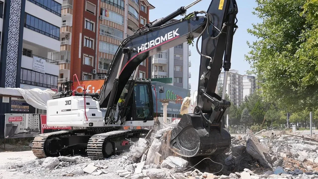 Elazığ'da Hazardağlı Kavşağı'nda Karayolları Genel Müdürlüğü düzenleme çalışması başlattı