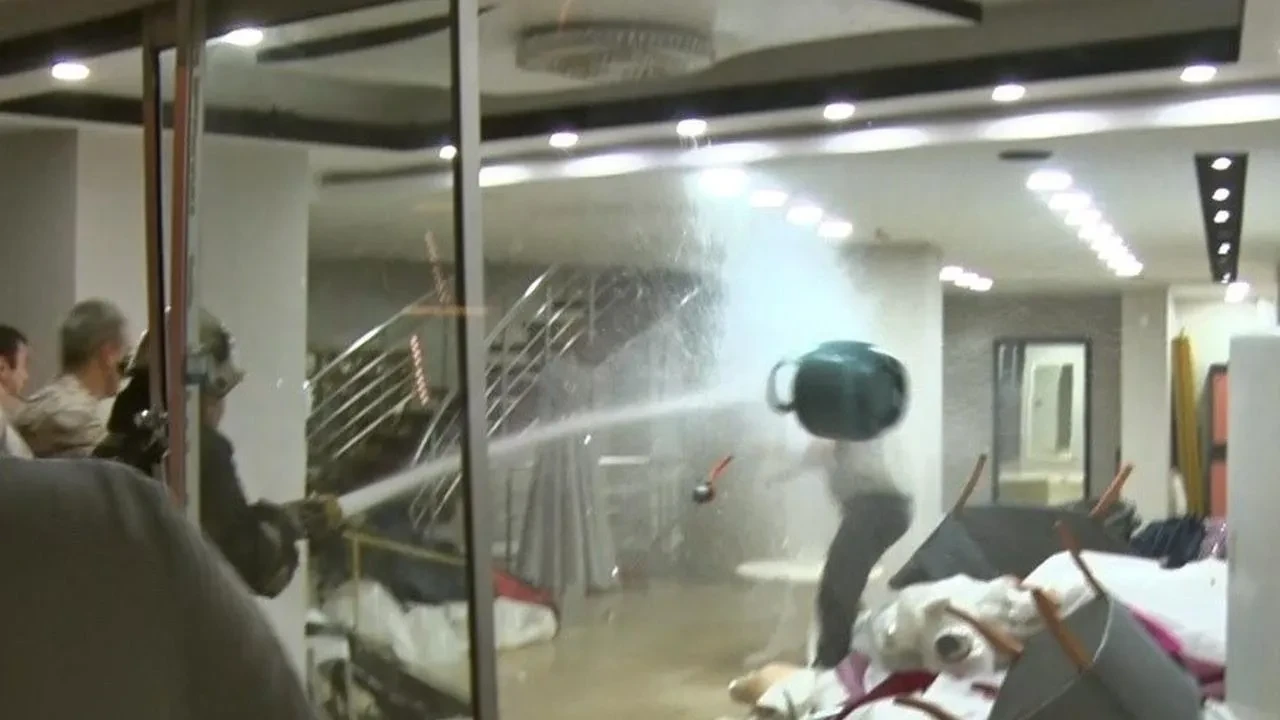 Antalya'da Bahadır T. gelinlik mağazasında tüpe çakmak dayayarak eylem yaptı