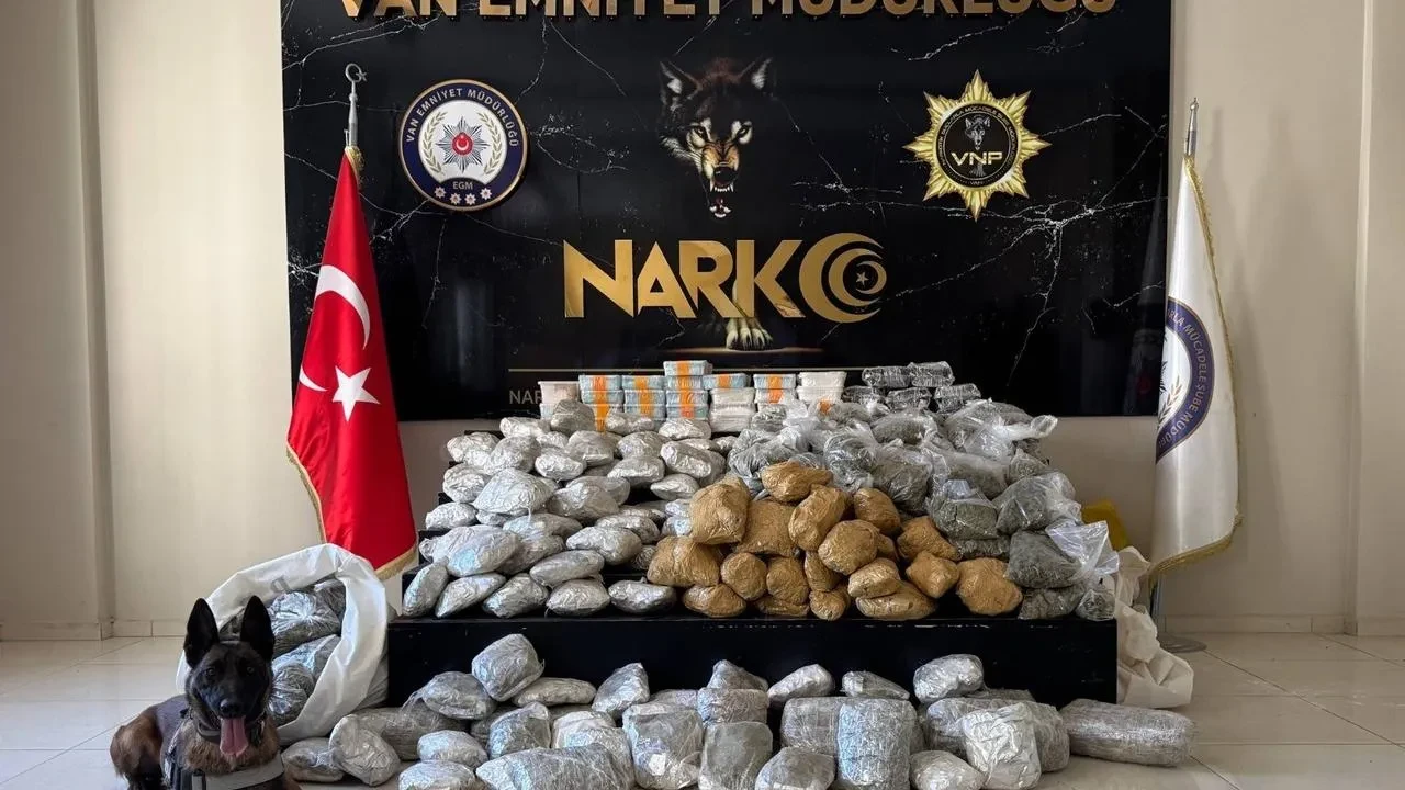 Van'ın Gürpınar ilçesinde kamyonetten 122 kilo uyuşturucu ele geçirildi