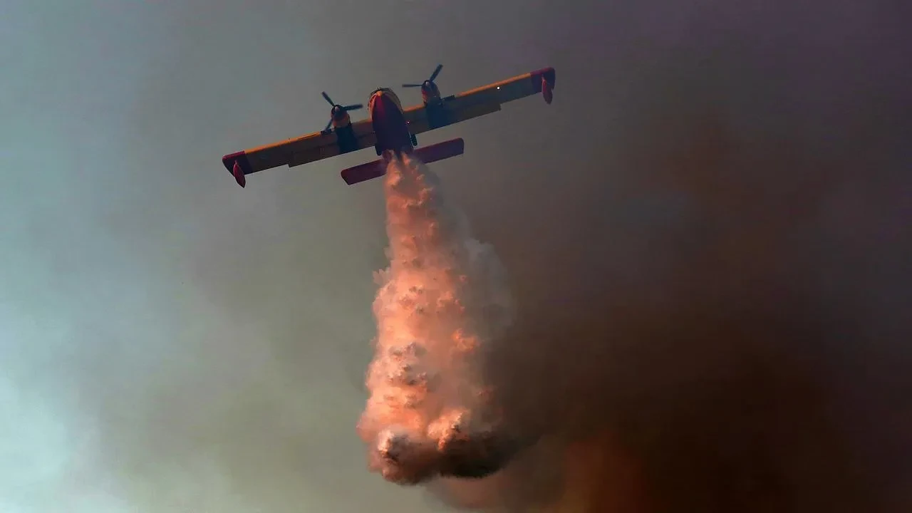 Yunanistan'ın Oropos bölgesinde orman yangınına 20 uçakla müdahale