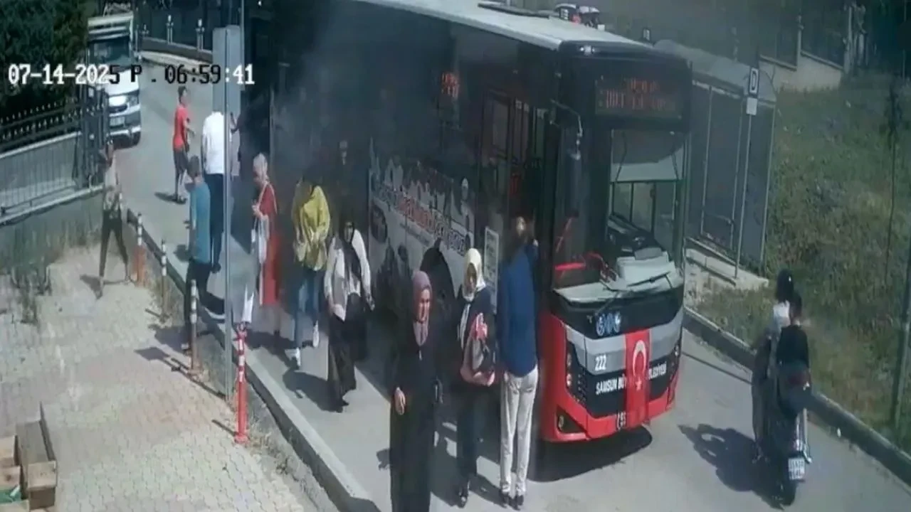 Samsun'da belediye otobüsü alev aldı yolcular panikle kaçıştı