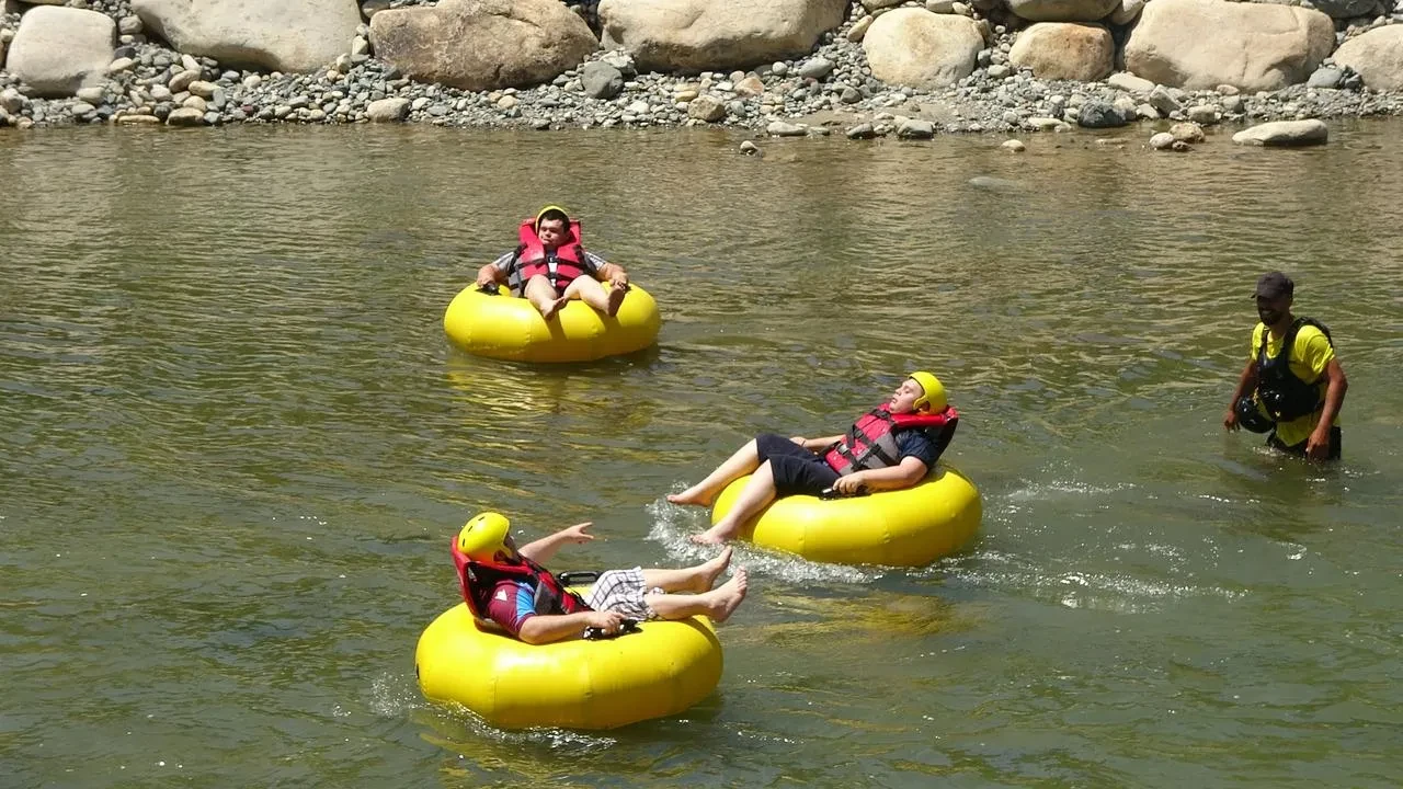 Hayrat İlçesinde özel çocuklar için rafting etkinliği düzenlendi