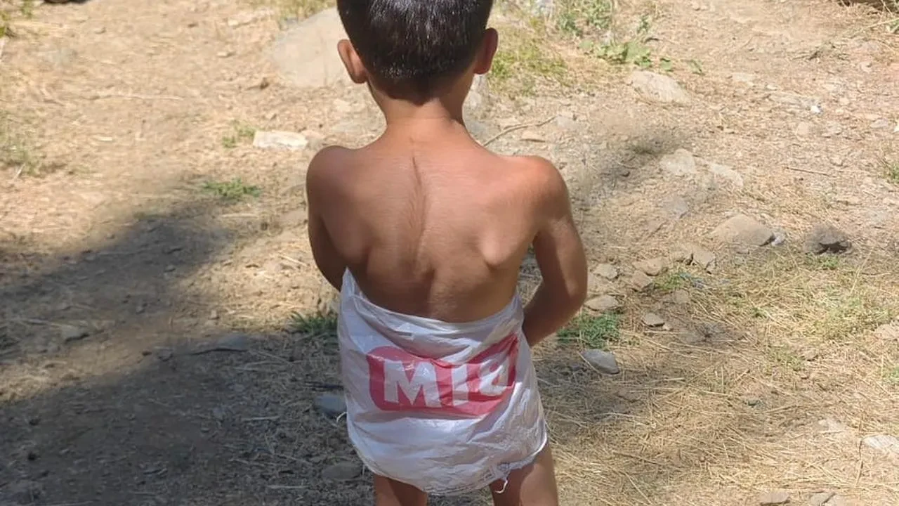 Çocuk market poşetini mayo yaparak Elazığ’da serinledi