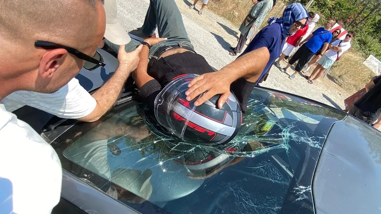 Yalova’da Otomobilin Çarptığı Motosiklet Sürücüsü Yaralandı