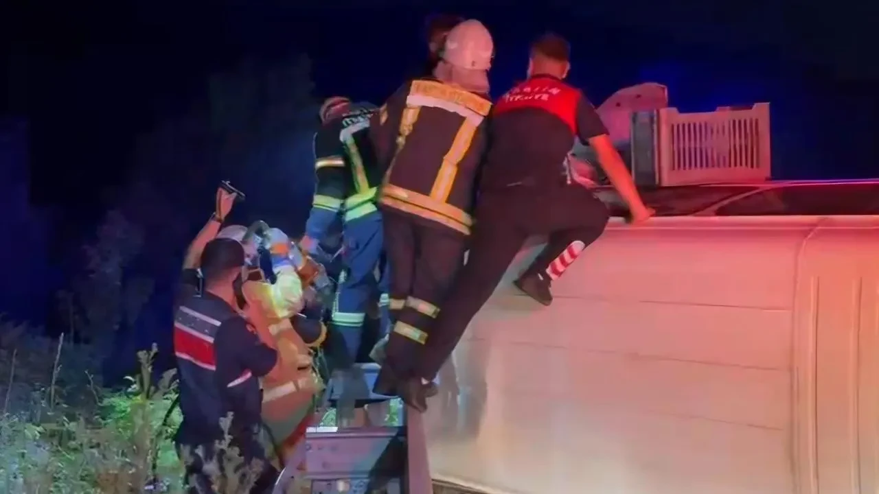 Bartın-Amasra karayolunda ekmek aracı traktöre çarpınca iki yaralı oluştu