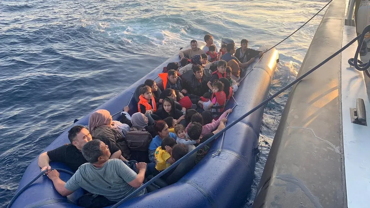 Çanakkale’de Sahil Güvenlik 38 Afganistan uyruklu kaçak göçmeni yakaladı