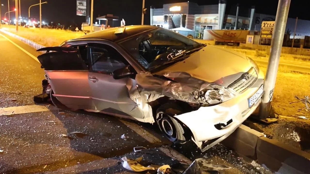 Aksaray'da tırın iki otomobile çarpması sonucu bir kişi yaralandı