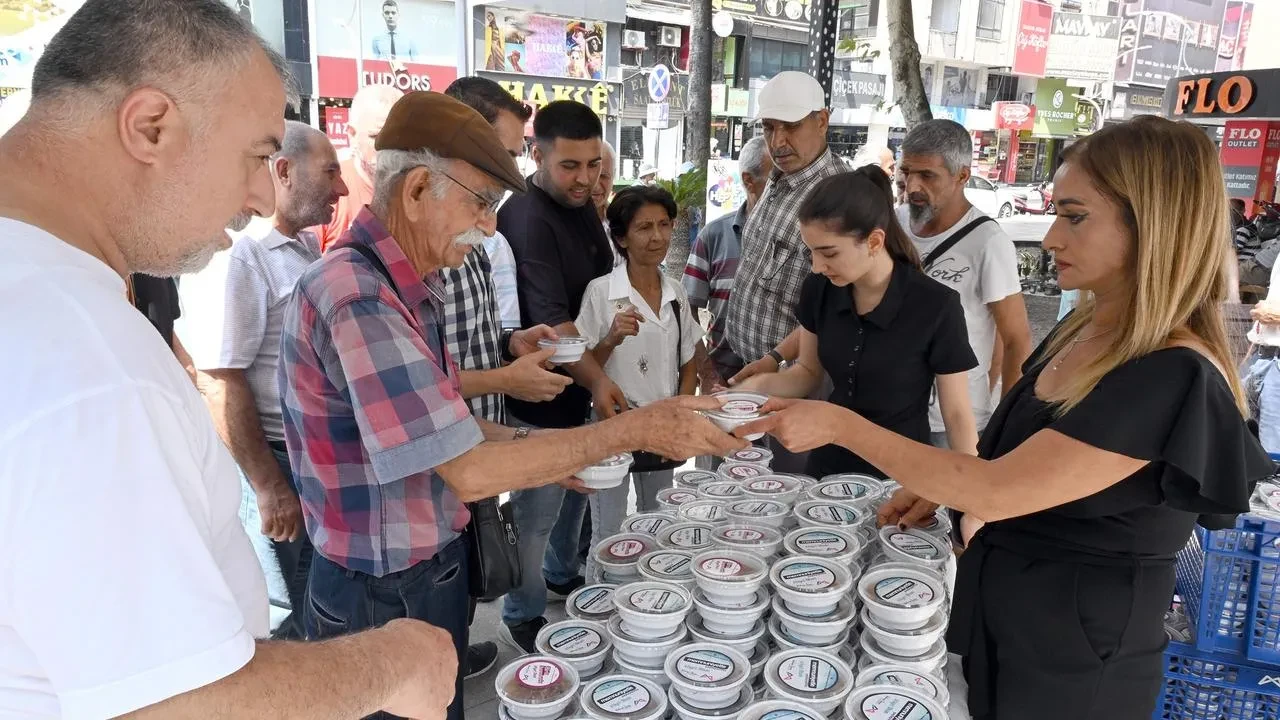 Mersin Büyükşehir Belediyesi 20 bin kişiye aşure dağıttı