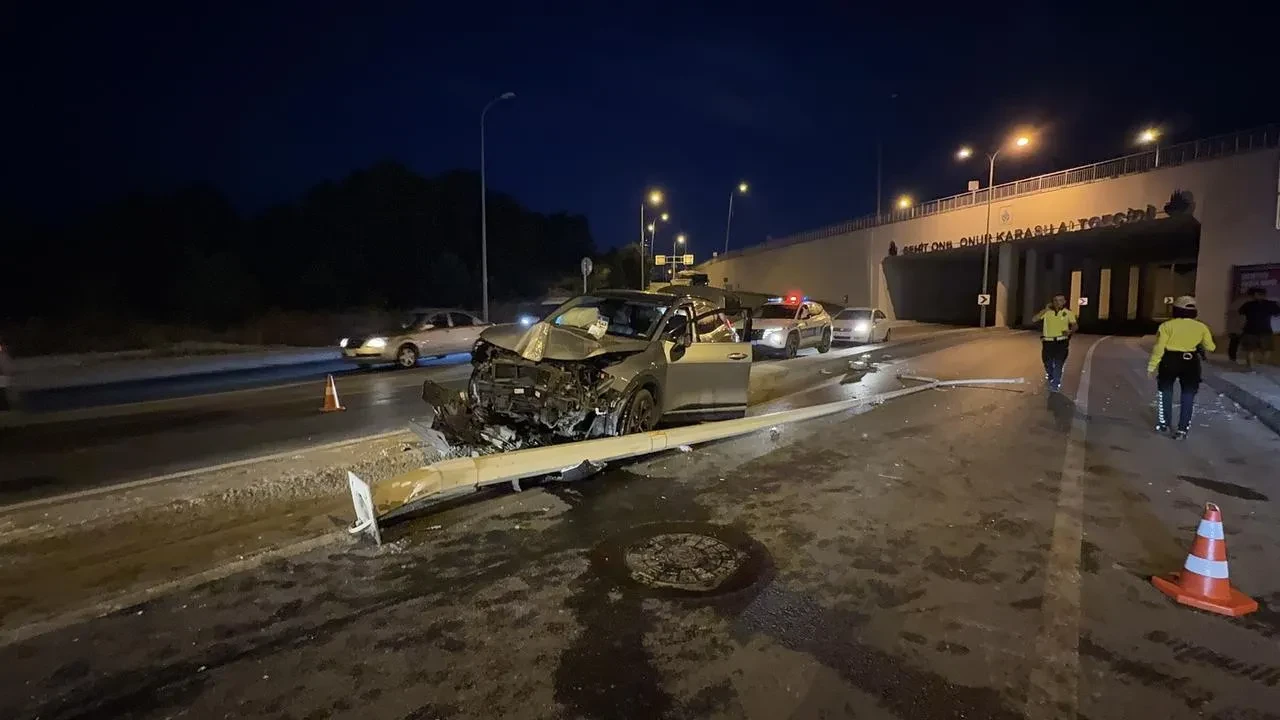 Arnavutköy’de Otomobil Elektrik Direğine Çarparak İki Yaralıya Neden Oldu