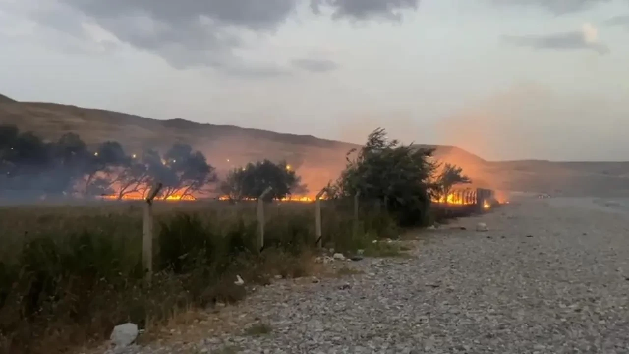 Van’ın Tuşba ilçesinde çıkan yangına itfaiye ve vatandaşlar kürekle müdahale etti