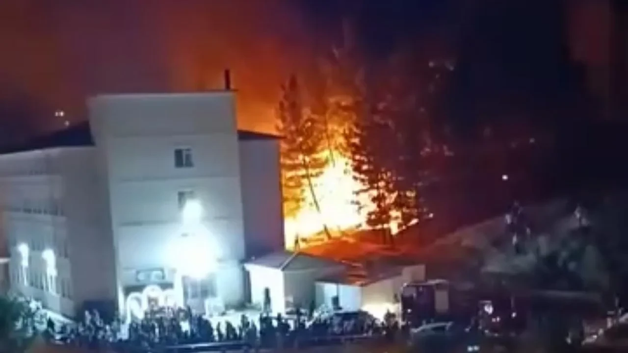 Siirt'in Baykan ilçesinde havai fişek ağaçlık alanda yangın çıkardı