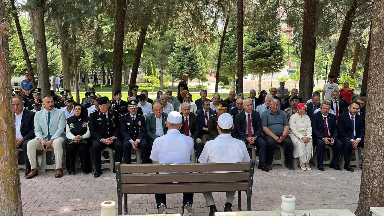 Konya'da 15 Temmuz anma etkinlikleri şehitlik ziyaretiyle başladı