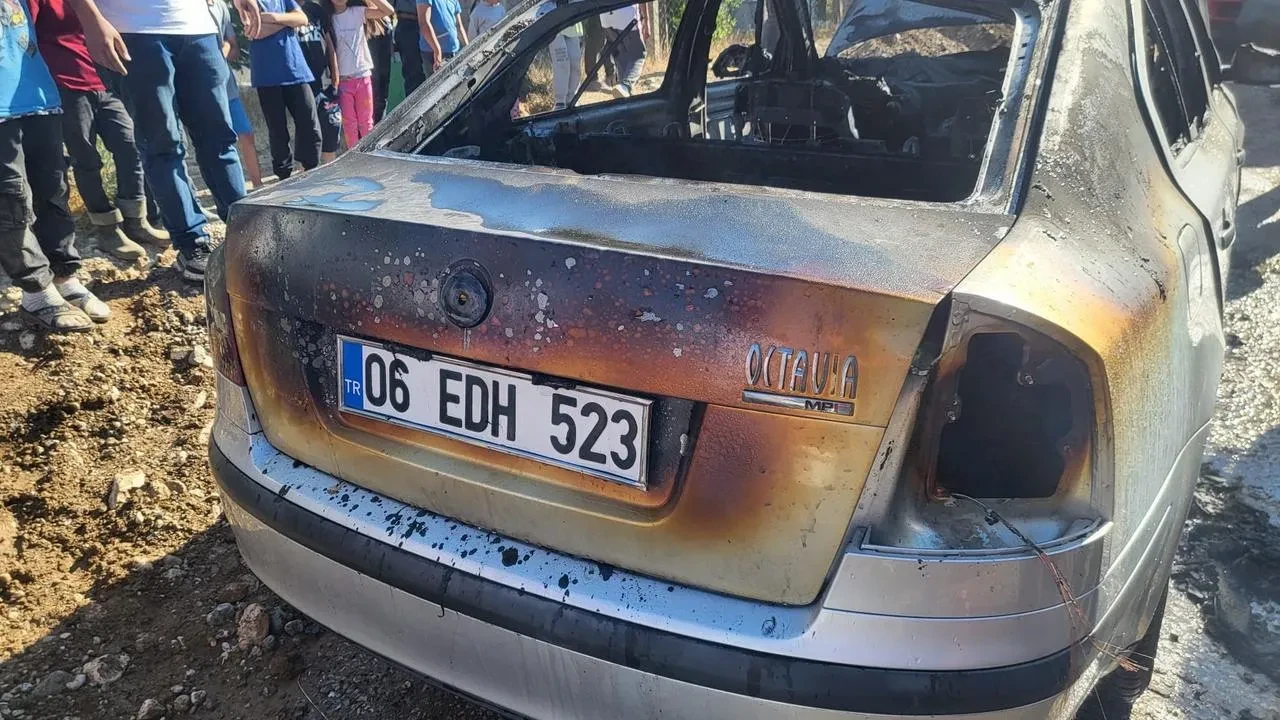 Çorum Sungurlu’da park halindeki araç aniden alev aldı