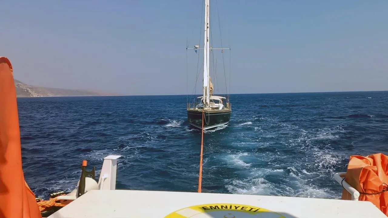 Datça’da Arızalanan Tekne Kıyı Emniyet Botu Tarafından Kurtarıldı