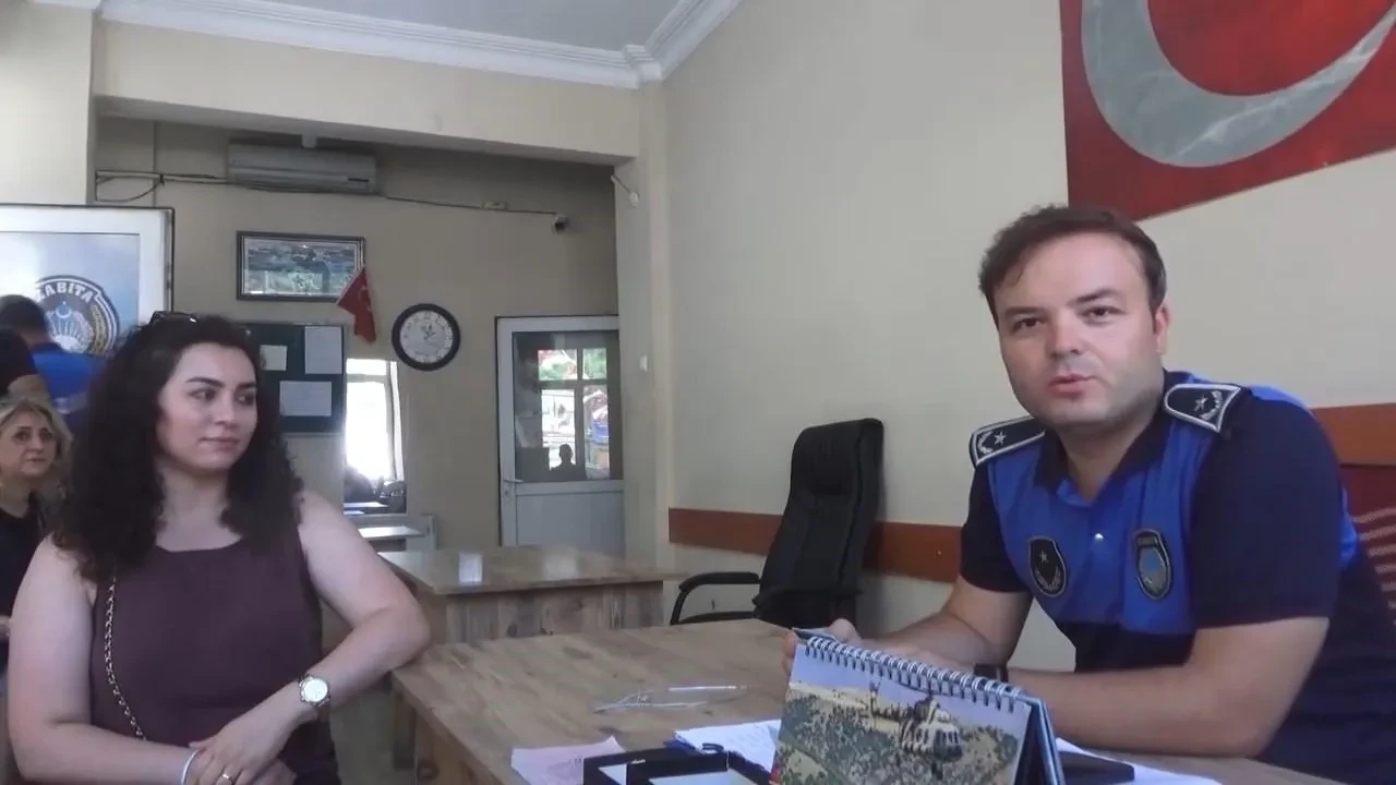 Alaplı Belediyesi zabıtası unutulan pırlanta dolu çantayı sahibine teslim etti