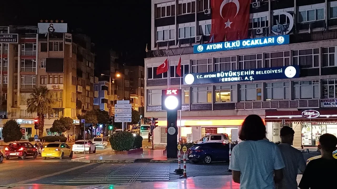 Aydın'da 35 derece sıcaklıkta vatandaşlar Atatürk Kent Meydanı'na akın etti