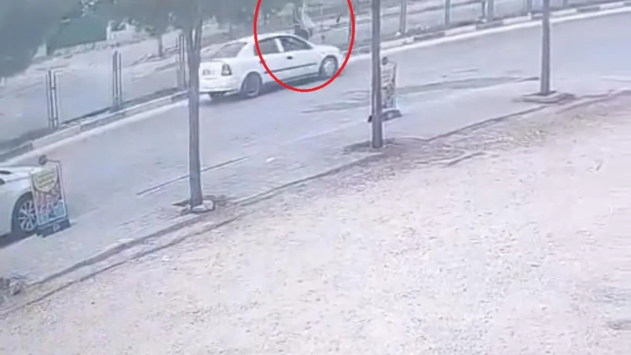 Diyarbakır Ergani’de yayaya otomobil çarptı, kaza anı kameraya yansıdı