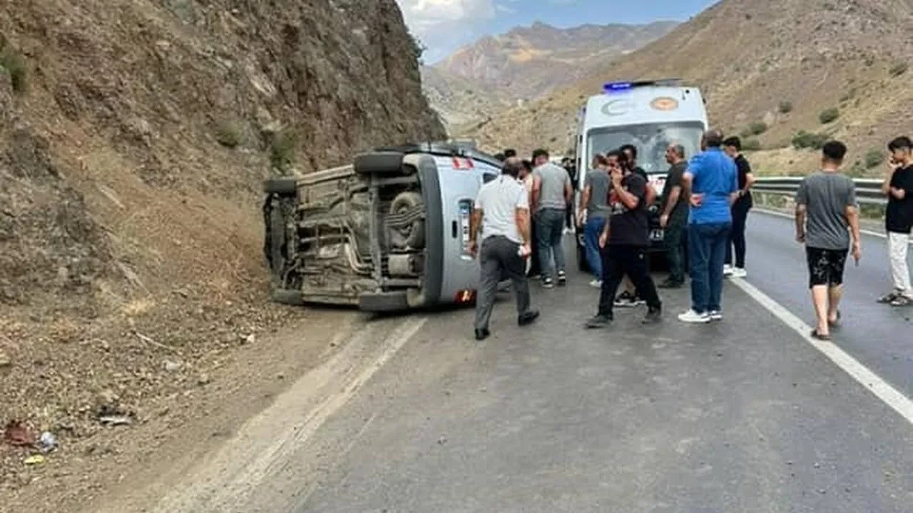 Yüksekova-Van kara yolunda trafik kazasında 5 kişi yaralandı