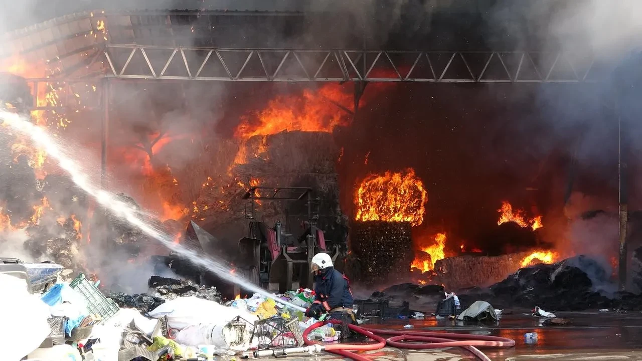 Ordu'da Akdeniz Geri Dönüşüm tesisinde çıkan yangın itfaiye ekiplerince söndürülüyor