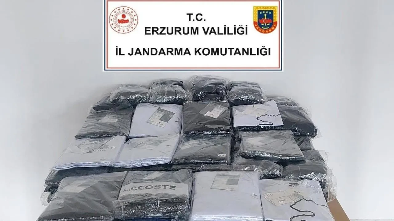 Erzurum'da 1 milyonluk kaçak tişörtler ele geçirildi