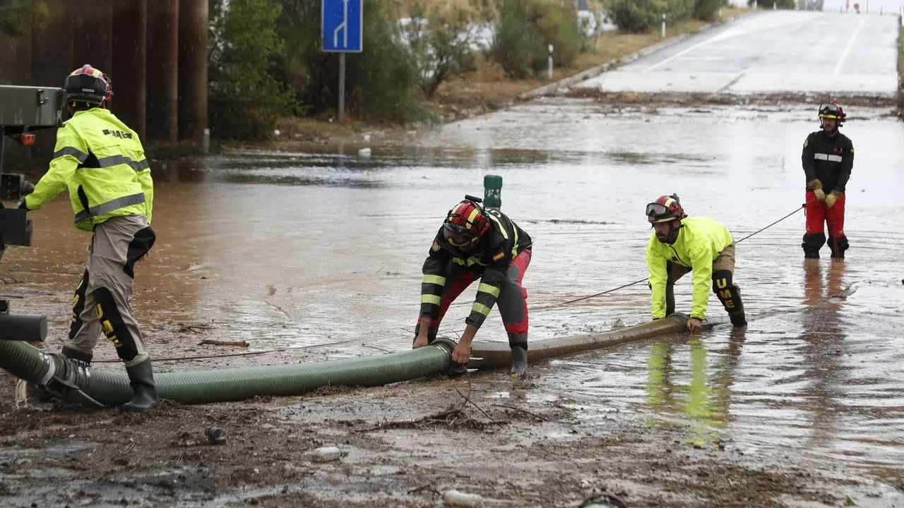 Zaragoza'da şiddetli yağışlar araçları yolda mahsur bıraktı