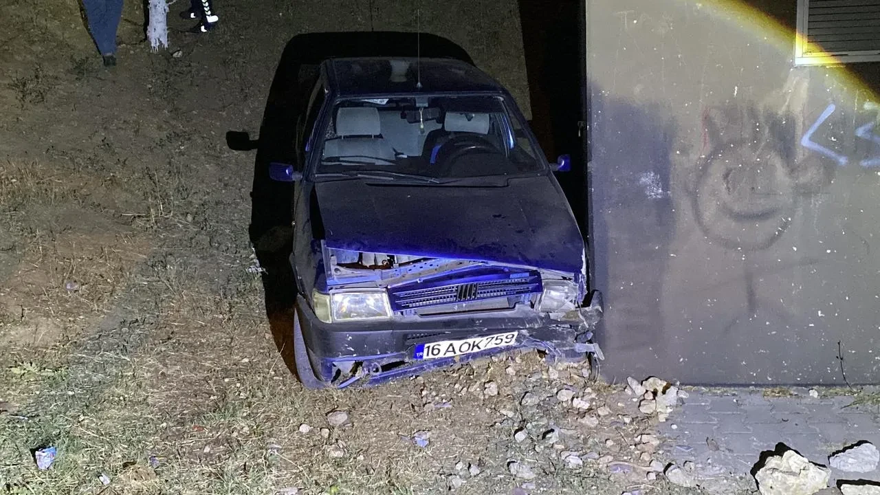 Bursa'nın İnegöl ilçesinde otomobil şarampole uçarak trafoya çarptı