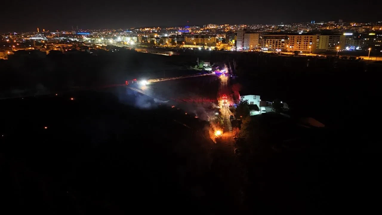 Edirne'de anız yangını itfaiye ekipleri tarafından kontrol altına alındı