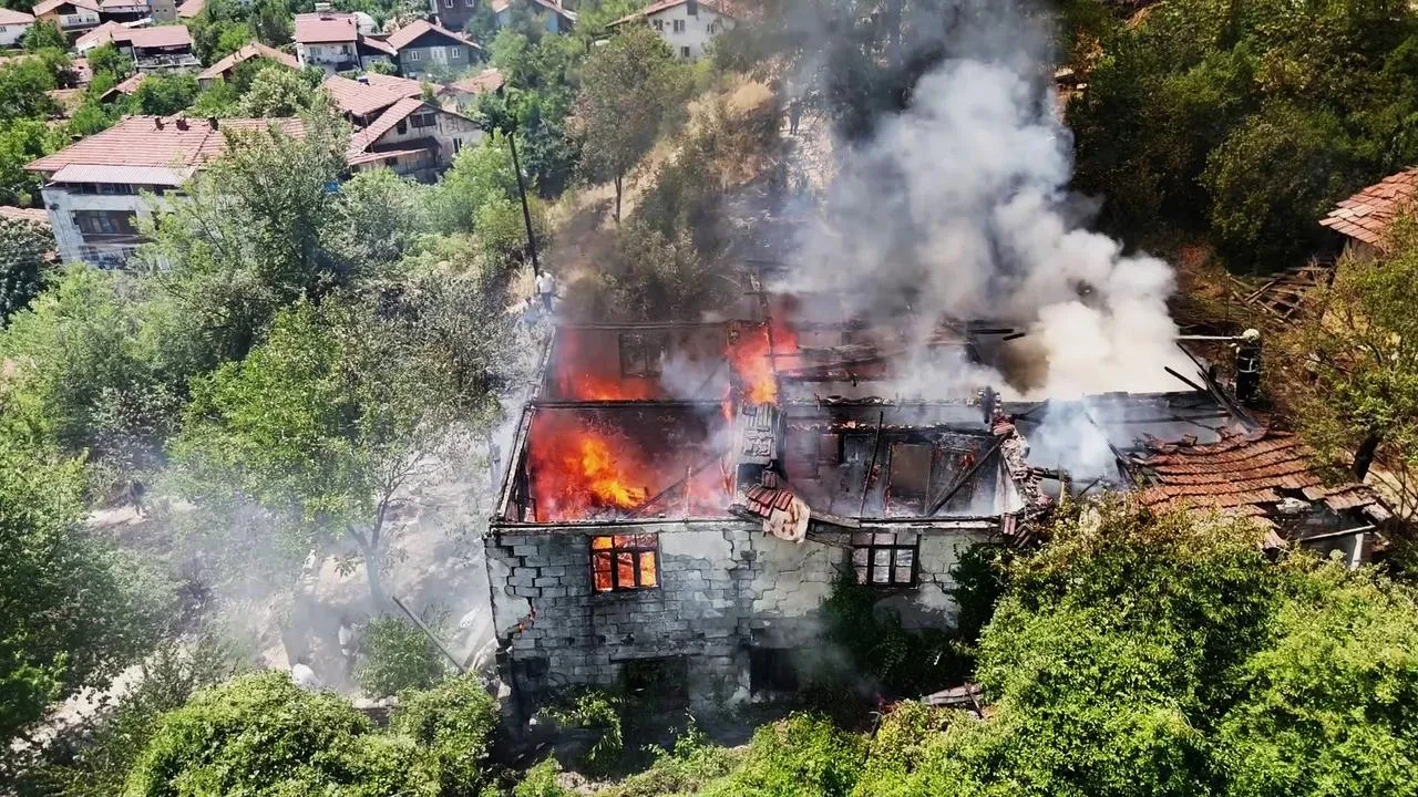 Karabük'te çıkan yangın iki katlı evi tamamen yok etti.