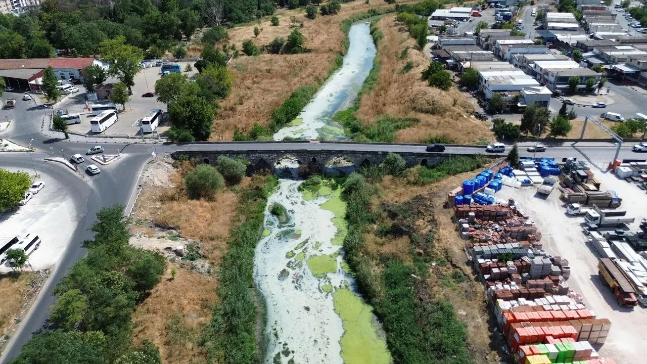 Lüleburgaz Deresi'nin rengi ve kokusundaki değişim çevrenin endişesine yol açtı.